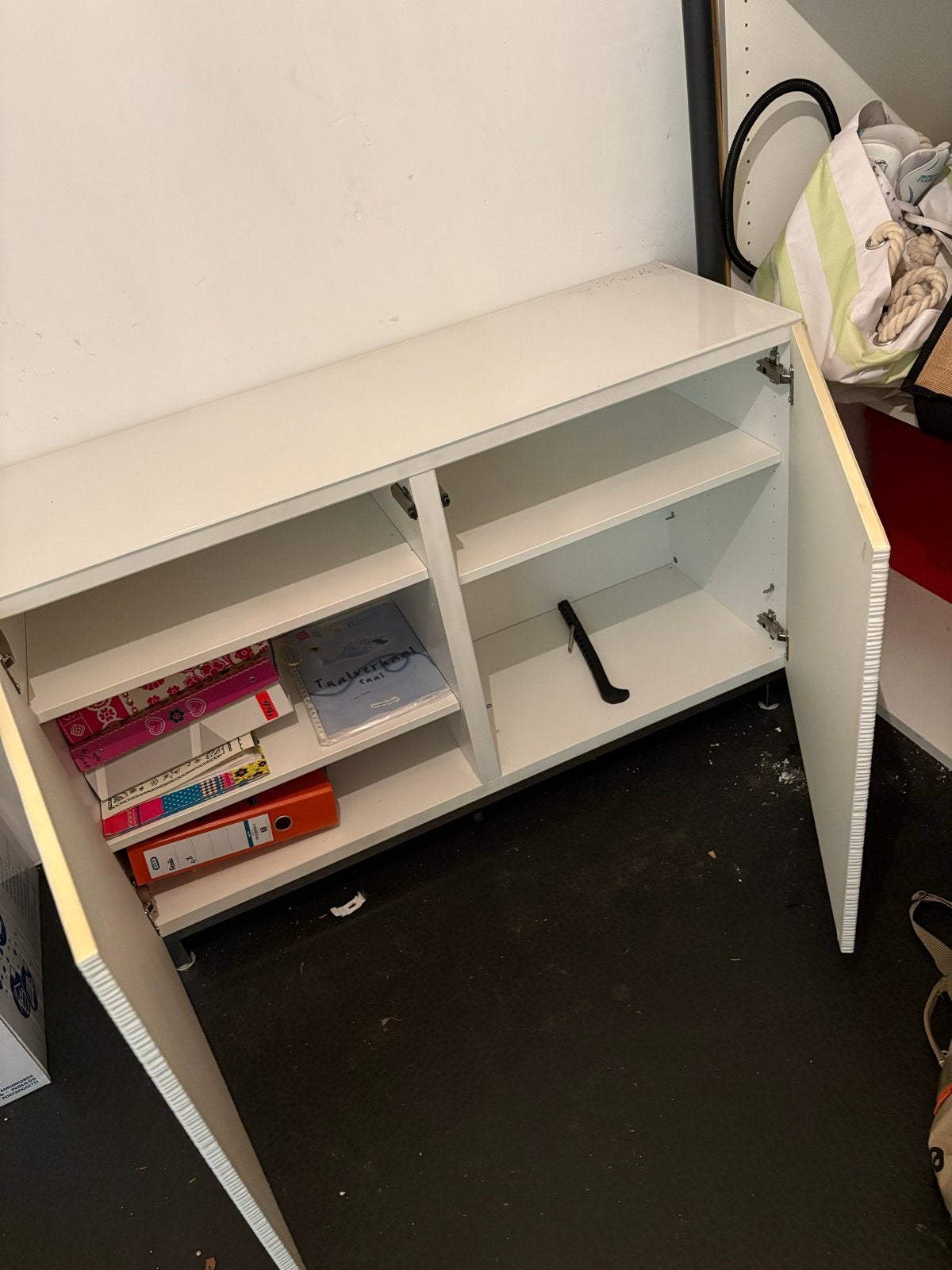 Witte kast met glasplaat en deurtjes, Ophalen, Gebruikt, 100 tot 150 cm, Glas