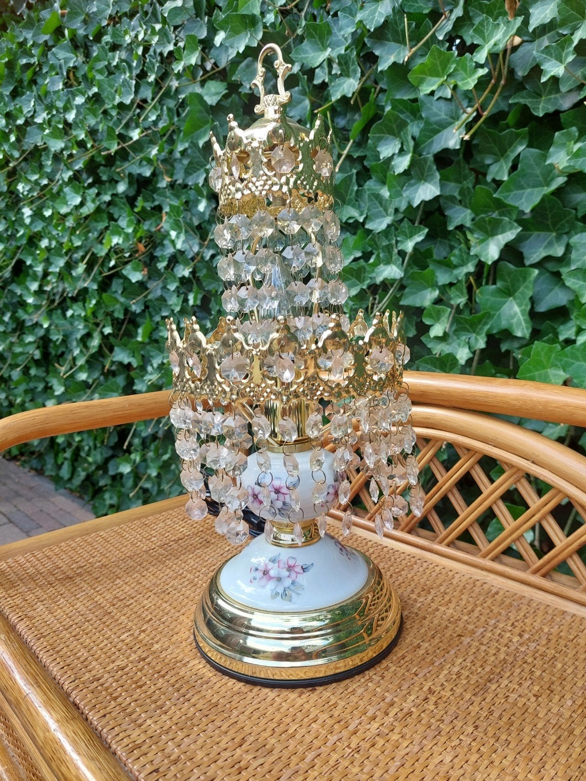 Vintage tafellamp met kristallen en bloemmotief, Metaal, Overige merken, Gebruikt, Overige fittingen
