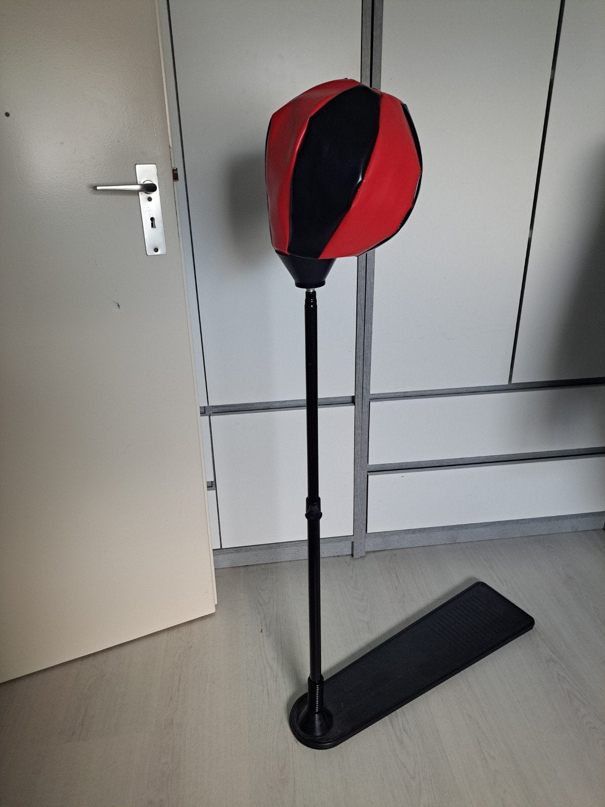 Boksbal met standaard en voetplaat en handschoenen, Sport en Fitness, Ophalen, Gebruikt, Boksbal
