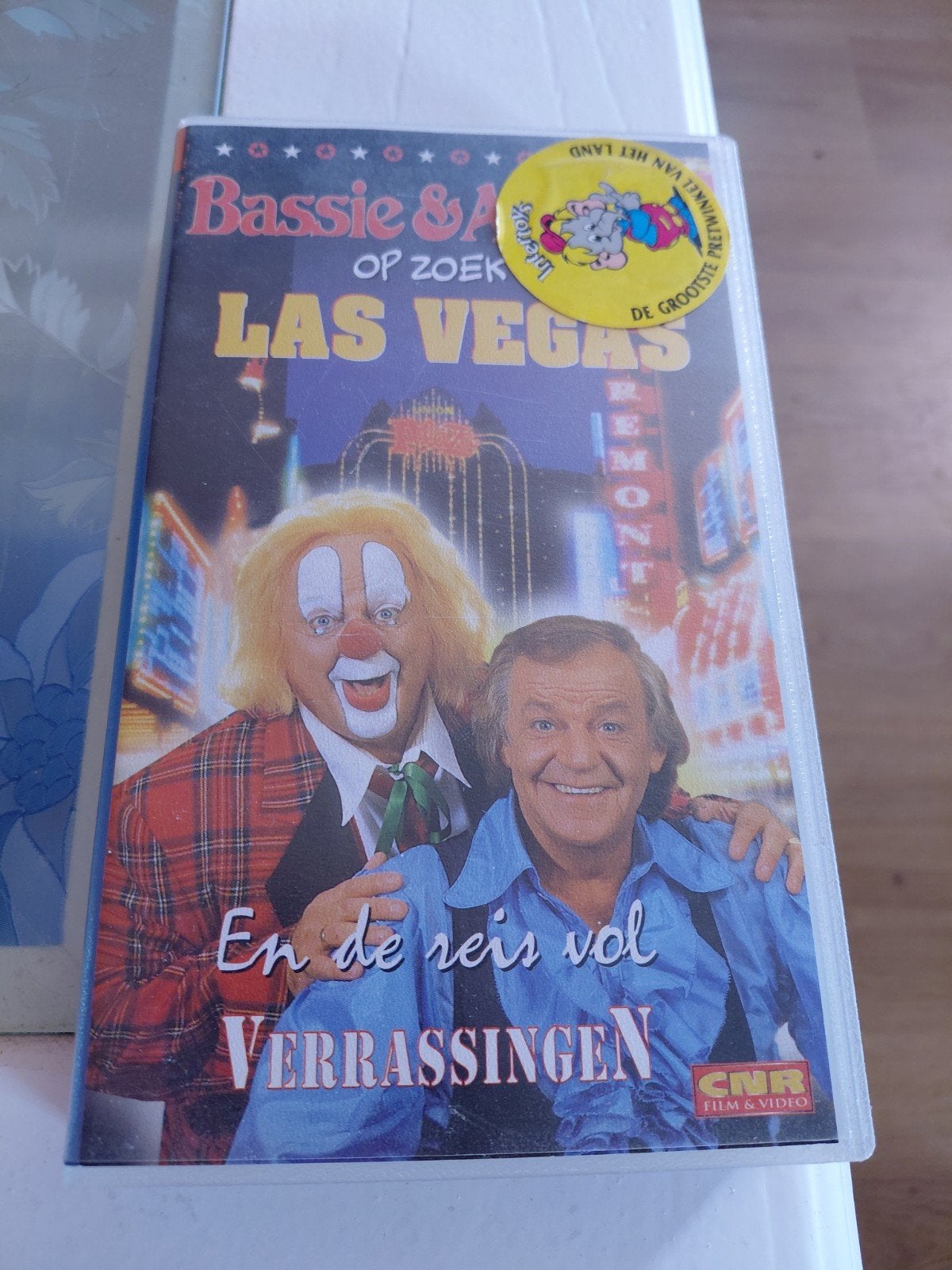 Bassie en Adriaan op zoek Las Vegas vhs. Intertoys sticker., Cd's en Dvd's, VHS | Kinderen en Jeugd, Gebruikt, Alle leeftijden
