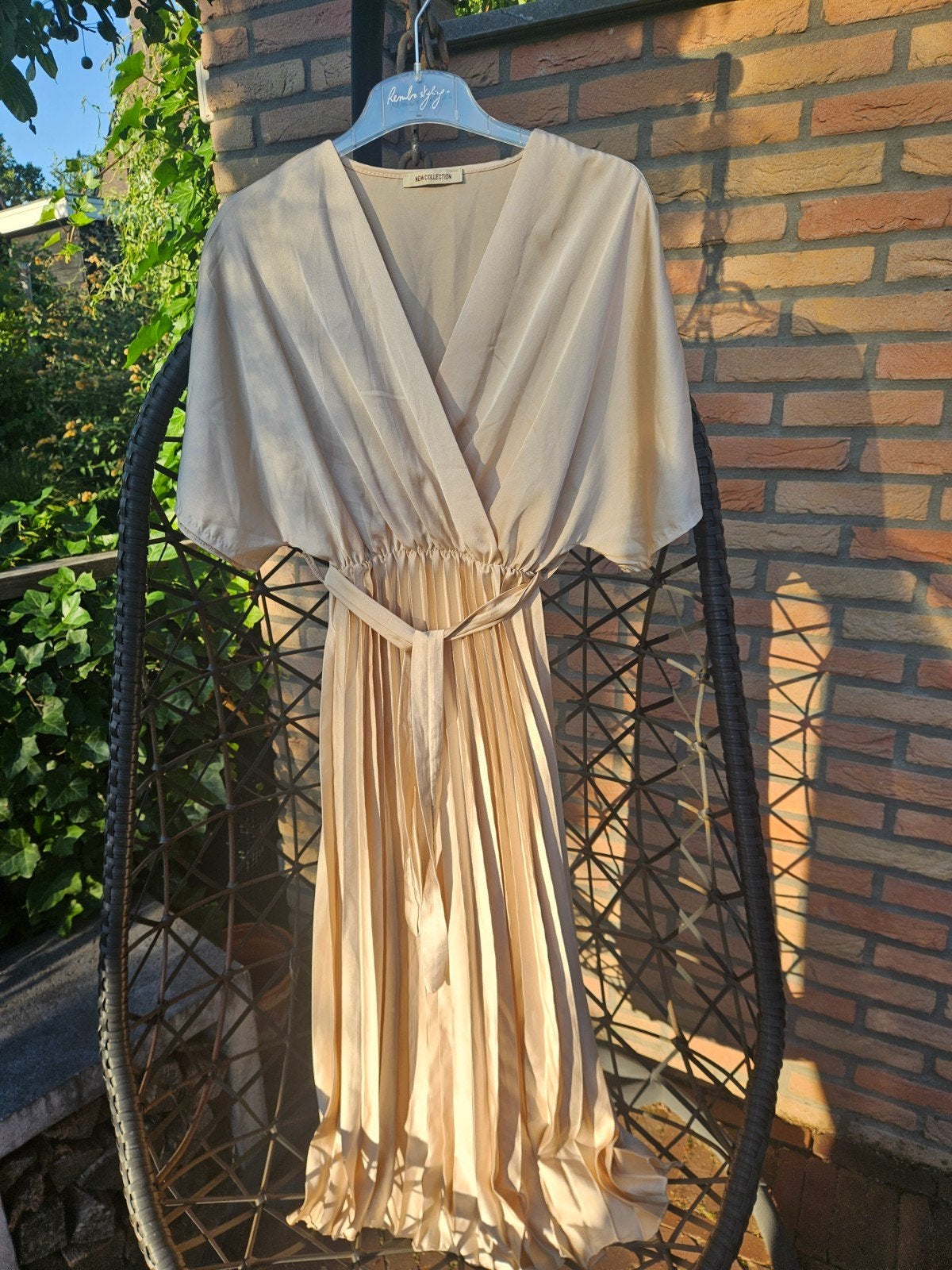 Beige glanzende lange dames jurk bruiloft M/38, Maat 38/40 (M), Beige, Ophalen of Verzenden, Zo goed als nieuw