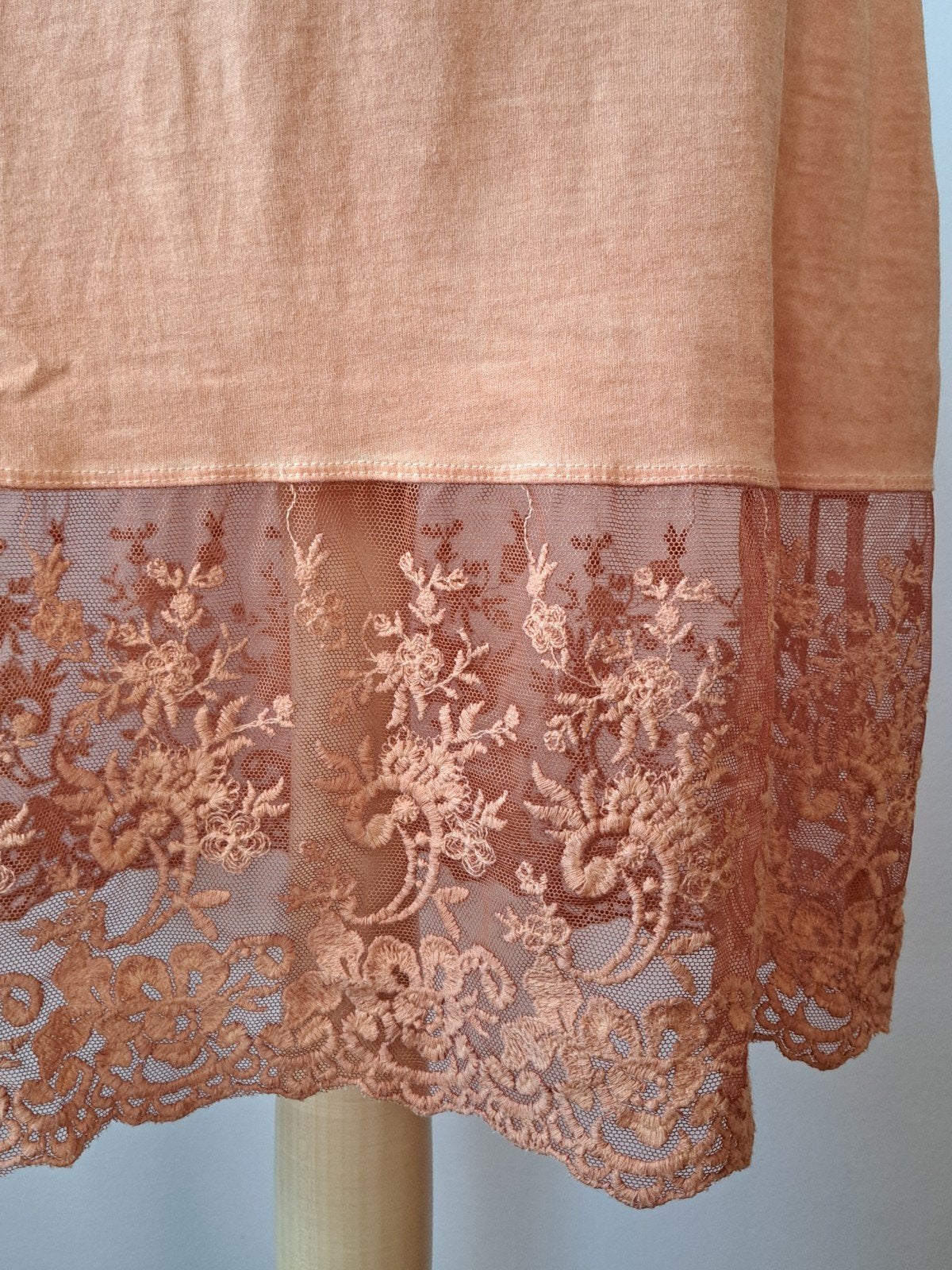 Zacht abrikooskleurige slipdress met kant, Kleding | Dames, Maat 38/40 (M), Overige kleuren, Didi, Ophalen of Verzenden