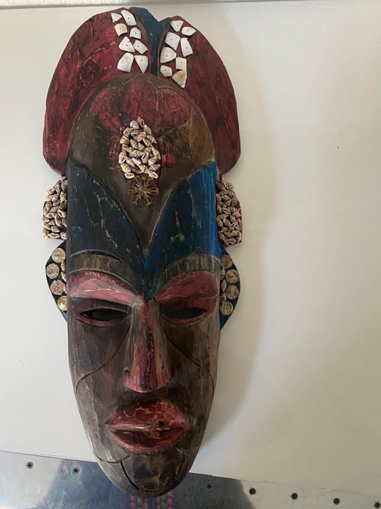 Houten masker met schelpjes, Ophalen