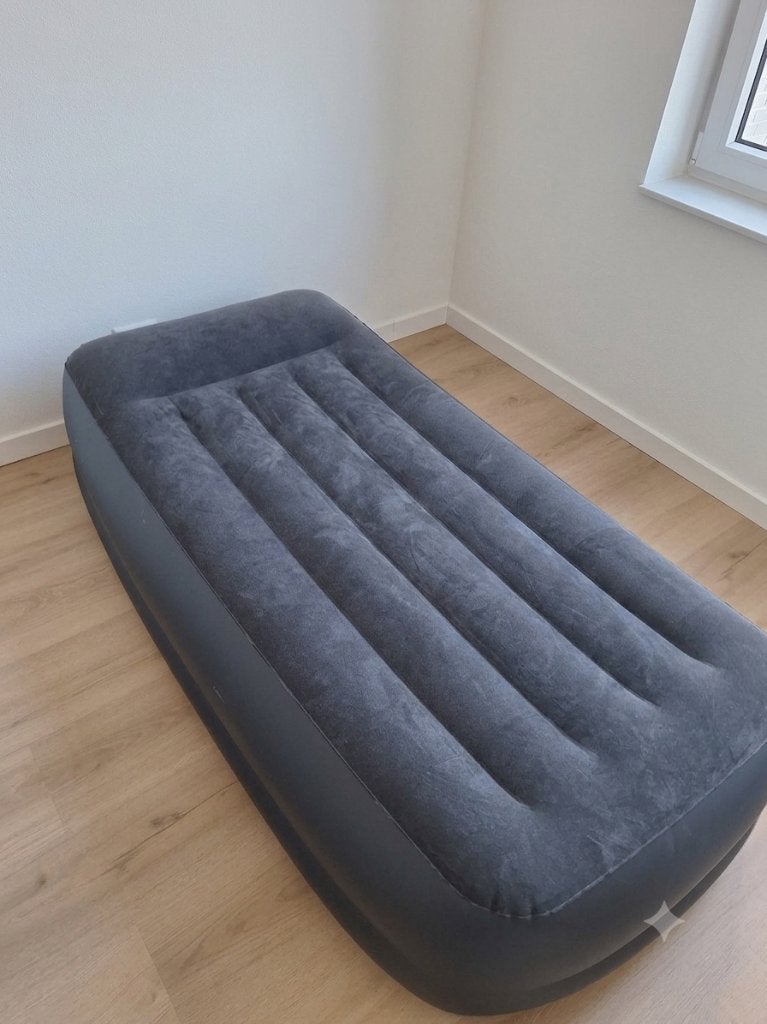Intex luchtbed met ingebouwde pomp, Caravans en Kamperen, Ophalen, Ingebouwde pomp, Zo goed als nieuw, 1-persoons