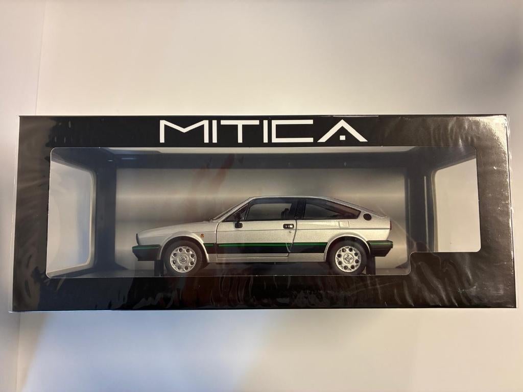 27679: Alfa Romeo Sprint 1.5 Quadrifoglio Verde - 1983 1:18, Hobby en Vrije tijd, Modelauto's | 1:18, Overige merken, Auto, Viale Europa Unita snc, Zona Industriale, 64032 Casoli Di Atri