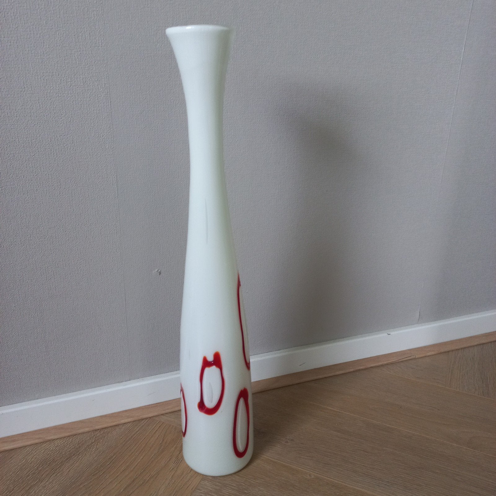 Hoge glazen vaas wit met rode accenten, Huis en Inrichting, 50 tot 75 cm, Ophalen of Verzenden, Rood, Glas