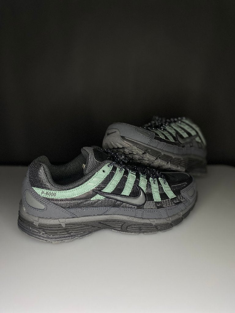 NIKE P6000 ANTHRACITE IRON GREY - maat 42.5, Overige kleuren, Nike, Nieuw, Ophalen of Verzenden