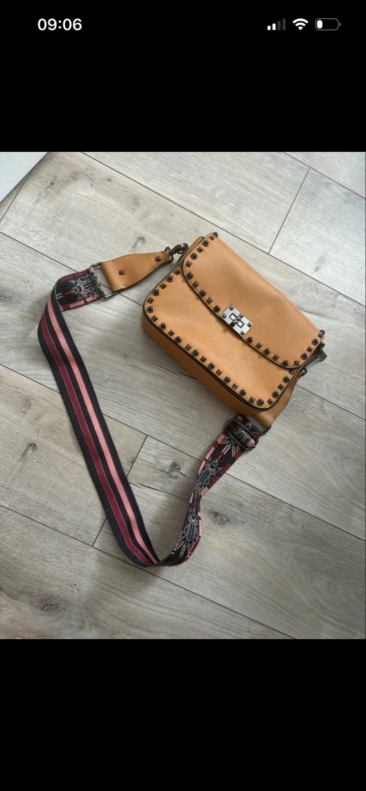 Stijlvolle camelkleurige schoudertas met studs, Ophalen of Verzenden, Zo goed als nieuw, Bruin, Schoudertasje