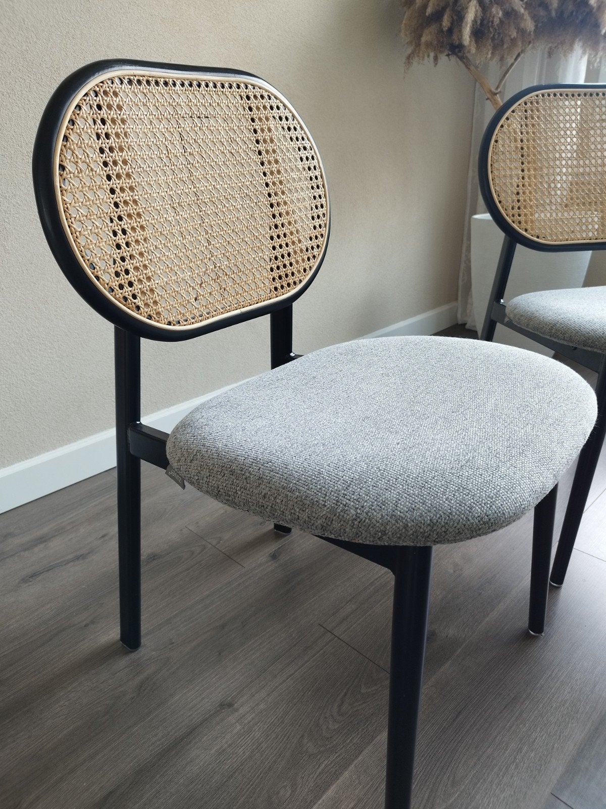 2x Zuiver Spike Eetkamerstoel Naturel Rotan Webbing Grijs, Huis en Inrichting, Stoelen, Ophalen, Japandi, Twee, Nieuw