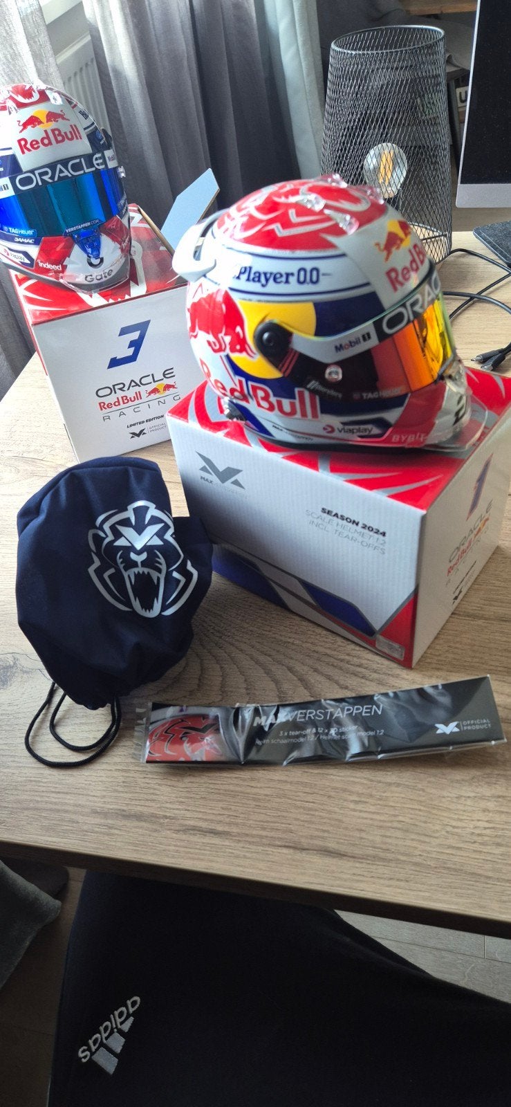 max Verstappen helm seizoen 2024 1:2