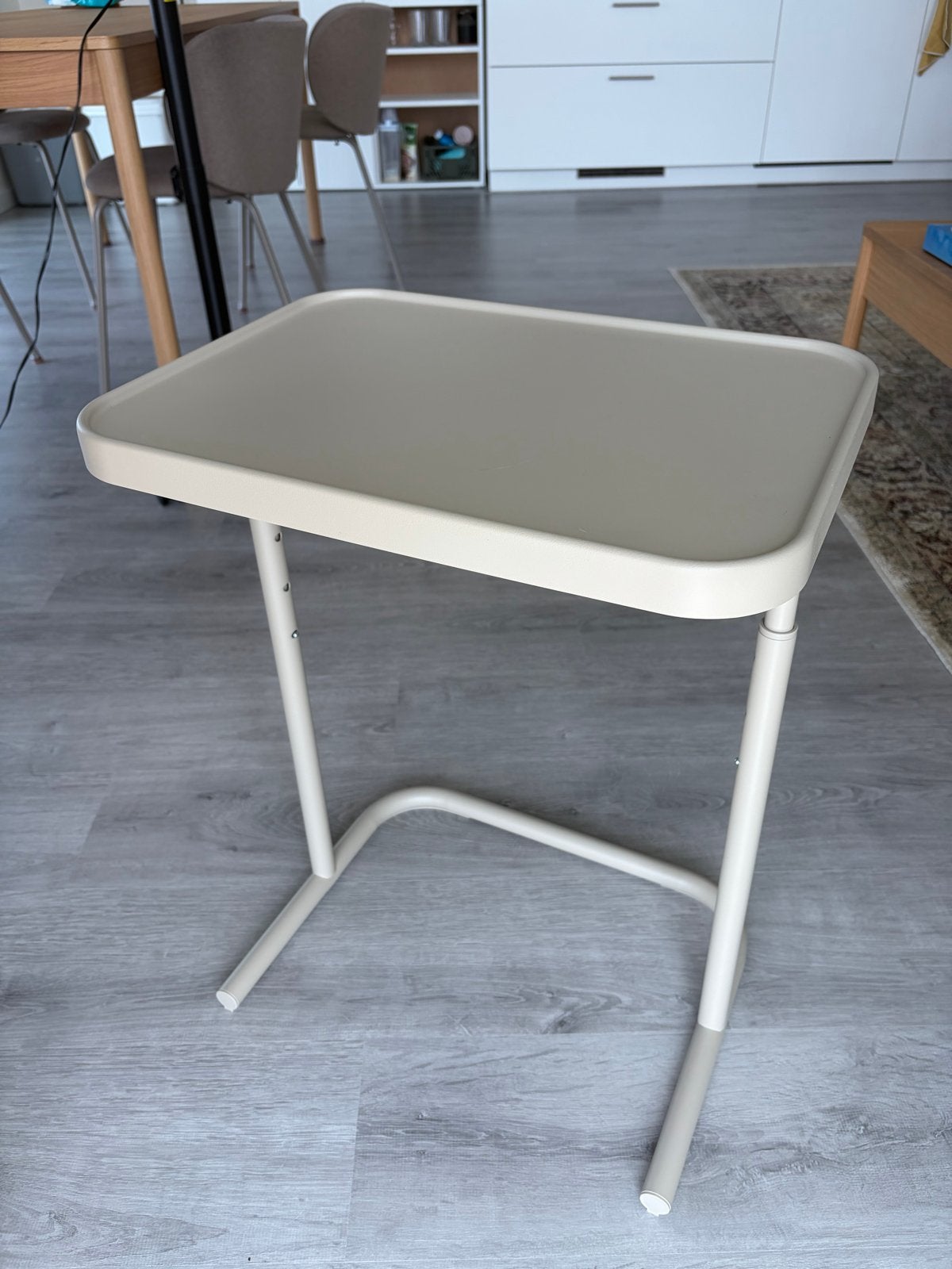 IKEA BJÖRKÅSEN Laptoptafel / Laptopstandaard – Beige, Ophalen, Minder dan 55 cm, Metaal of Aluminium, Zo goed als nieuw