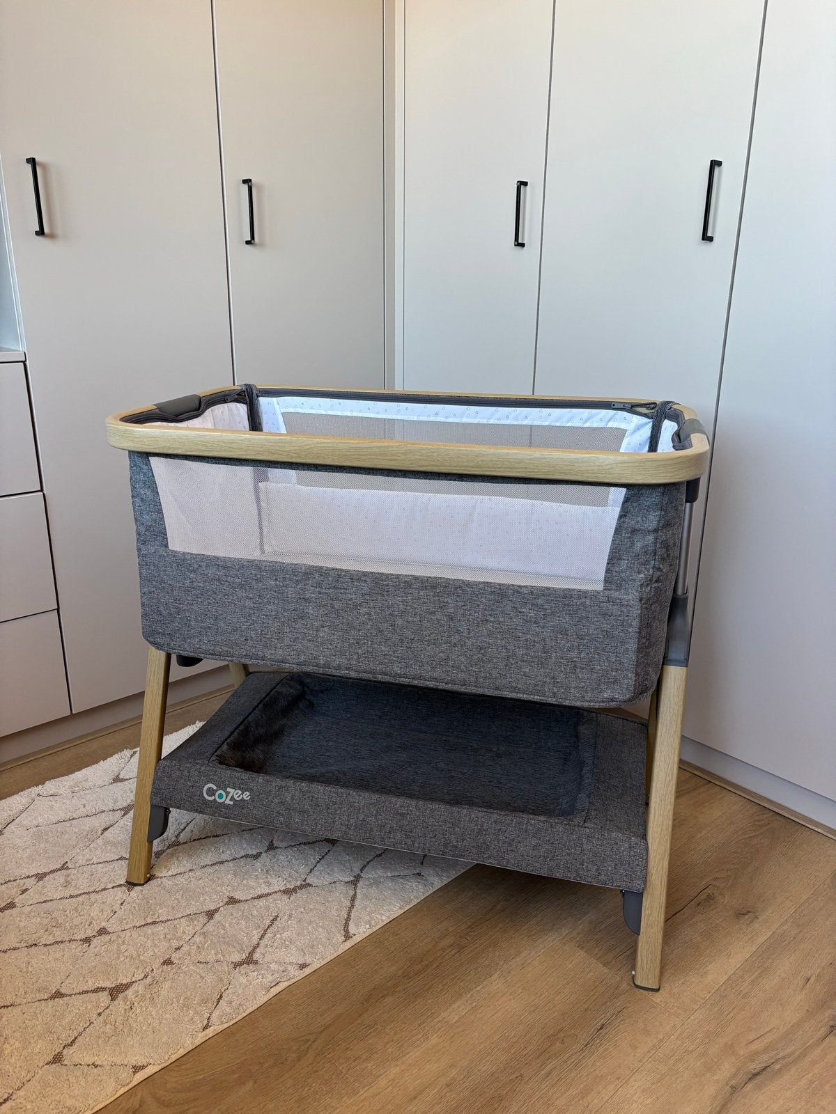 Tutti Bambini CoZee Bedside Crib - Zo goed als nieuw, Kinderen en Baby's, Babywiegjes en Ledikanten, Ophalen, Zo goed als nieuw