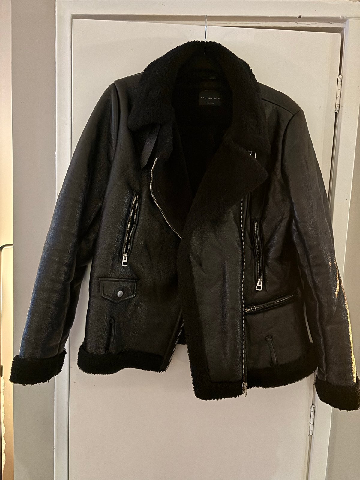 Bershka Zwarte Bikerjack met Bontvoering - Maat L, Kleding | Dames, Jassen | Winter, Ophalen of Verzenden, Zo goed als nieuw, Maat 42/44 (L)