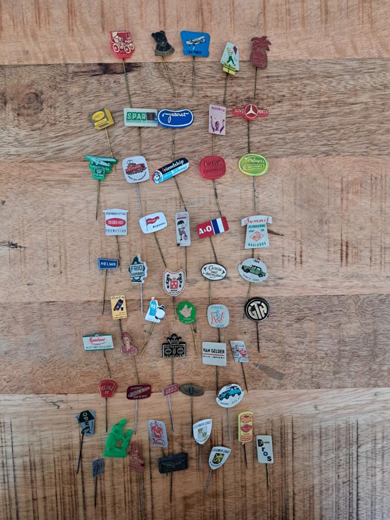 50 stuks speldjes vervlogen jaren, Verzamelen, Speldjes, Pins en Buttons, Gebruikt, Allerlei, Ophalen of Verzenden, N.b