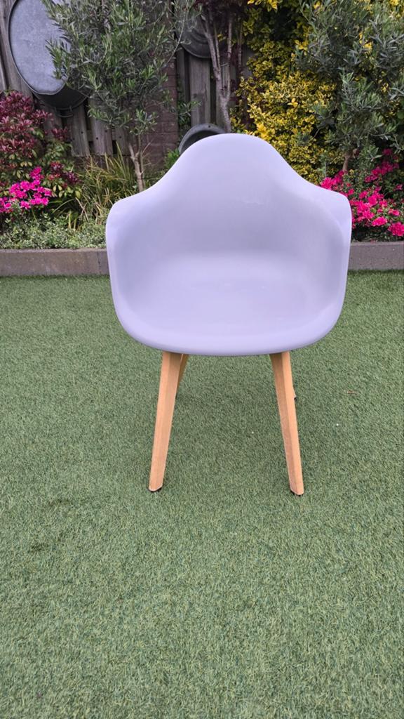 Set van 4 moderne grijze stoelen met houten poten, Huis en Inrichting, Stoelen, Gebruikt, Modern, Scandinavisch, Vier, Grijs
