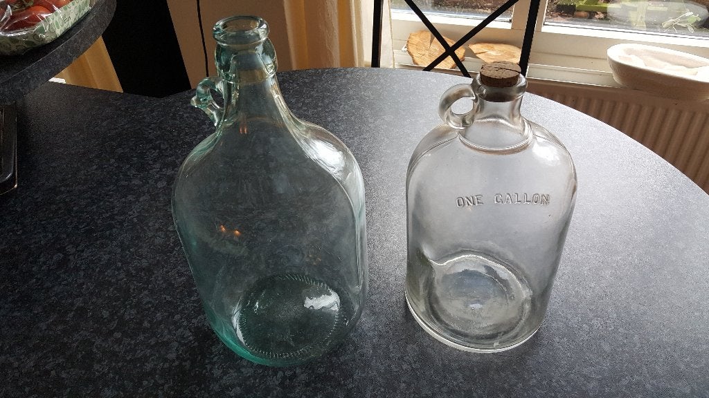 Twee glazen flessen, Ophalen