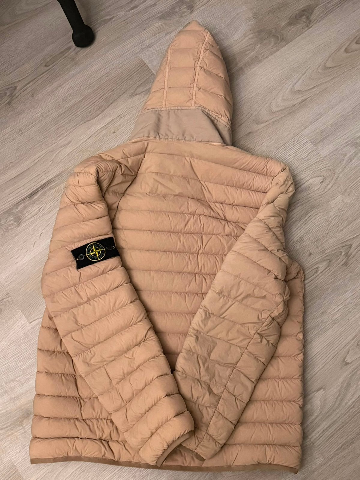 Stone Island donsjack met capuchon - Beige, Kleding | Heren, Jassen | Winter, Ophalen of Verzenden, Zo goed als nieuw, Maat 48/50 (M)