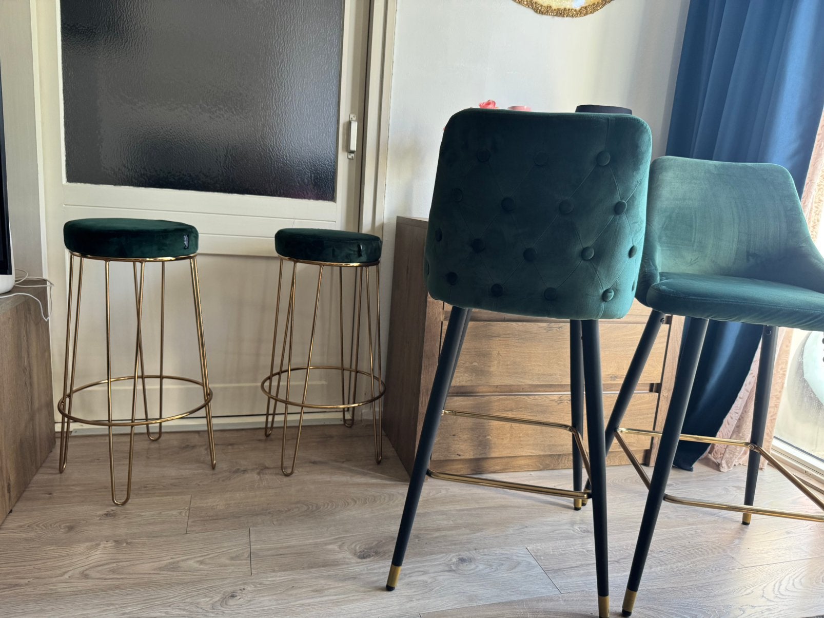 4 fluweel groene barkrukken met gouden poten nieuwstaat, 2 krukken, Ophalen of Verzenden, Zo goed als nieuw, 60 tot 90 cm