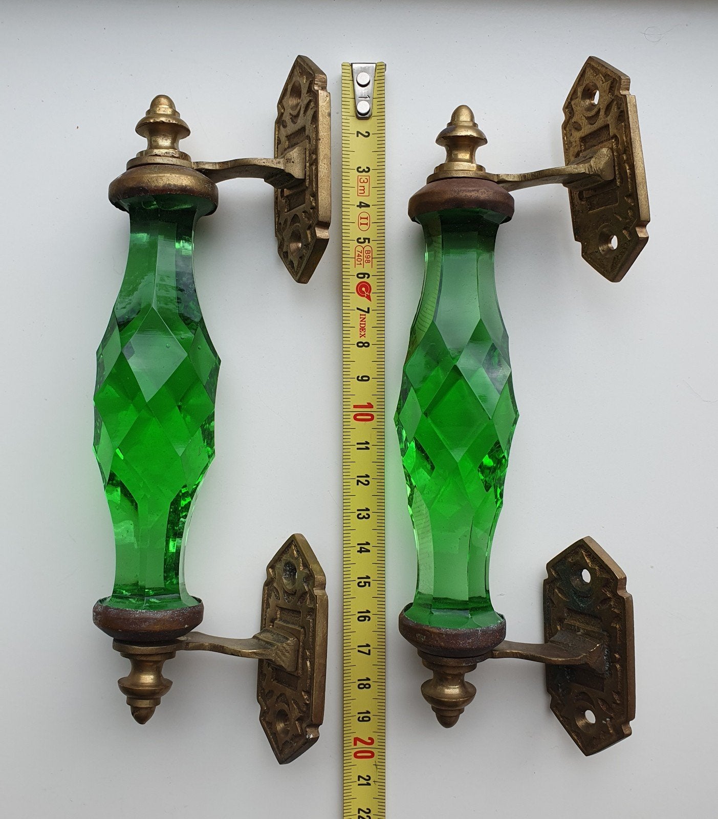 Twee fraaie deurgrepen van groen glas en messing, Antiek en Kunst, Verzenden
