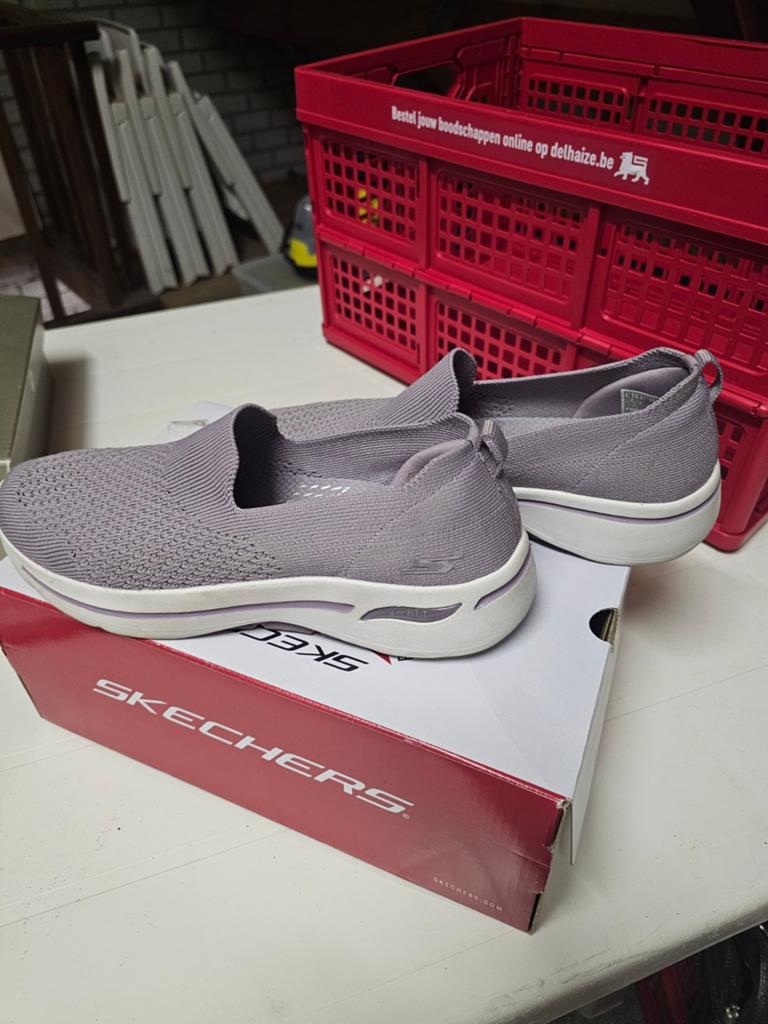 Skechers Arch Fit Go Walk - Zo goed als nieuw - Maat 40, Skechers, Ophalen of Verzenden, Grijs, Sneakers of Gympen
