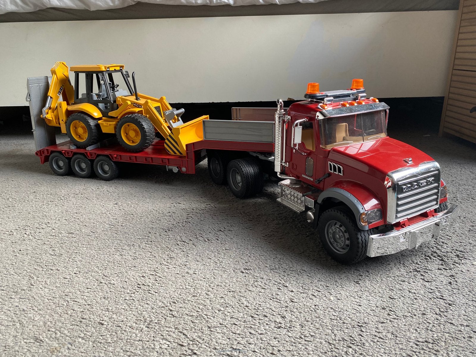 Te koop Bruder 2813 Mack met dieplader set, Ophalen, Zo goed als nieuw