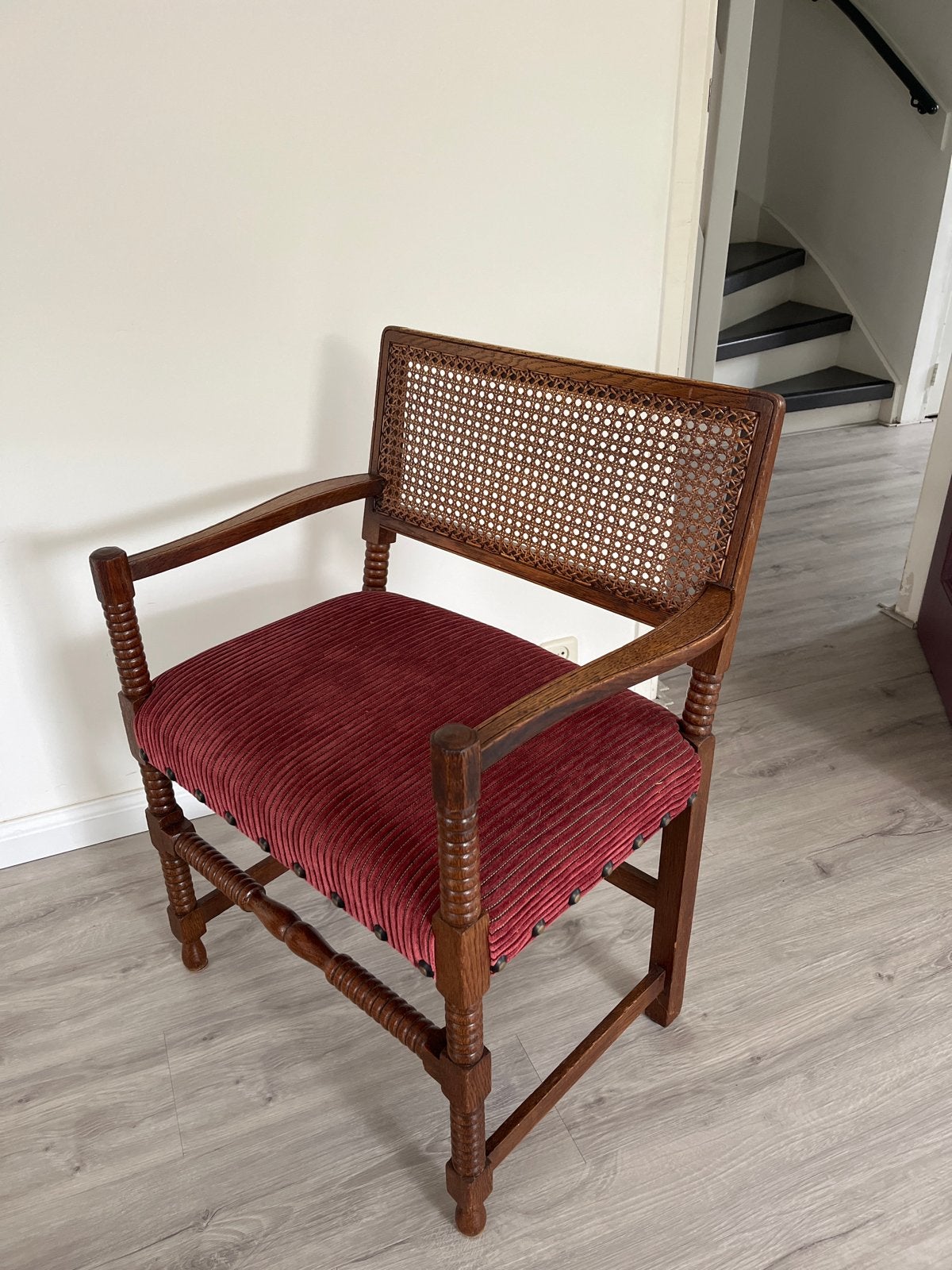 Vintage houten stoel met rotan rugleuning en rode zitting, Ophalen