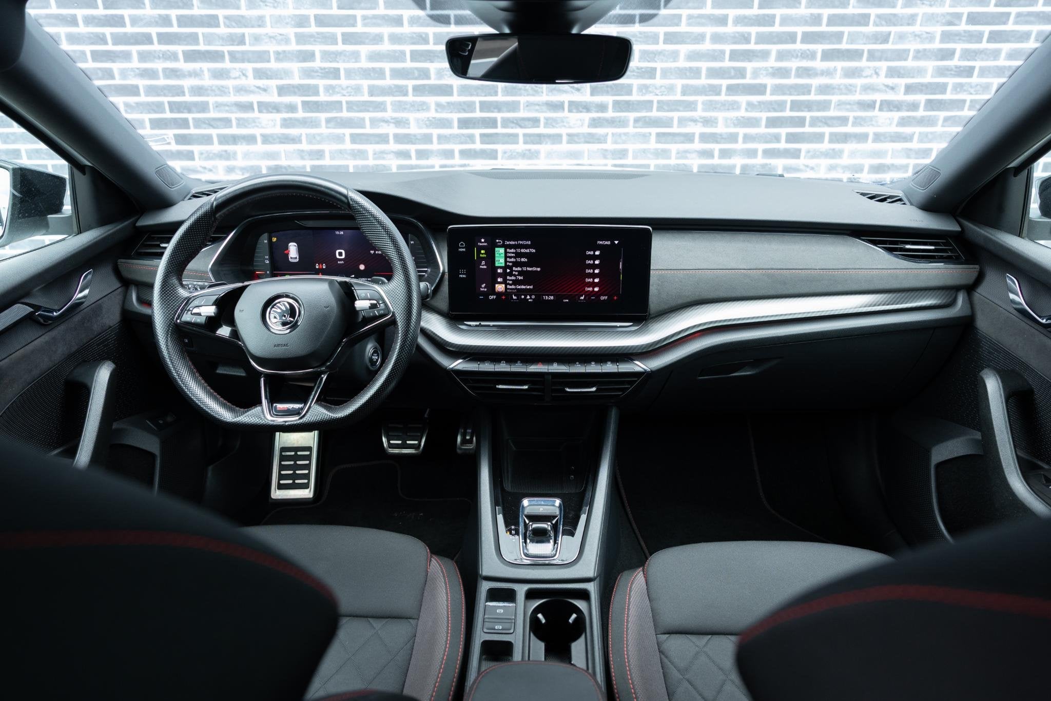 Skoda Octavia Combi 1.4 TSI RS iV PHEV Business | Plug-in Hy, Auto's, Stof, Gebruikt, 4 cilinders, Wit
