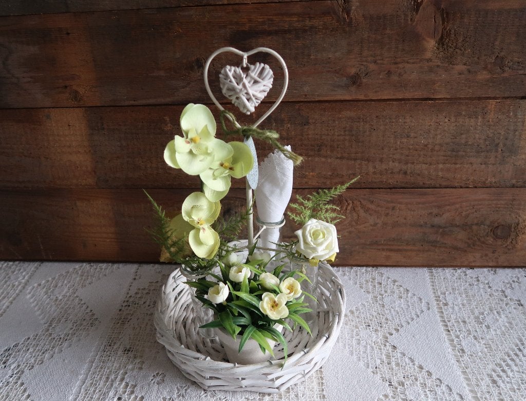 Decoratieve mand met hart en glazen vaasjes, Gebruikt, Ophalen of Verzenden, Landelijk, Natuurlijk materiaal