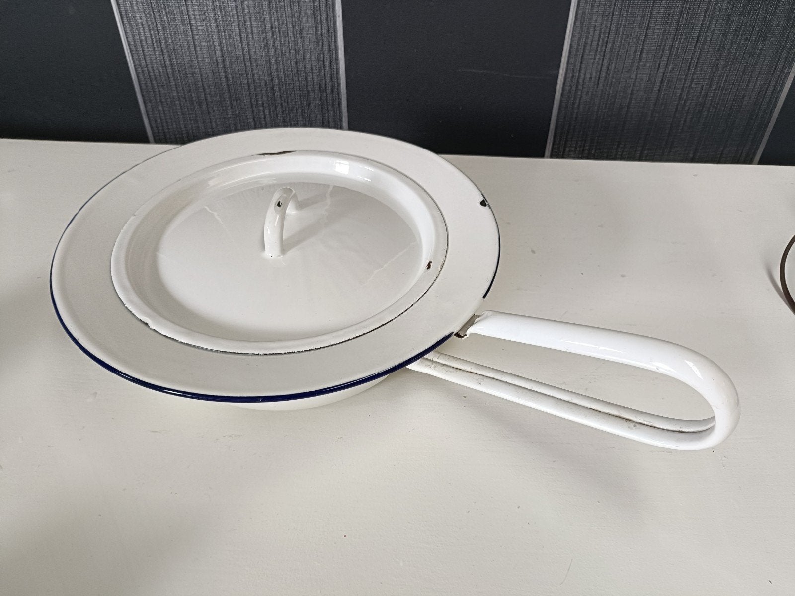 Vintage geëmailleerde bedpan met deksel, Ophalen