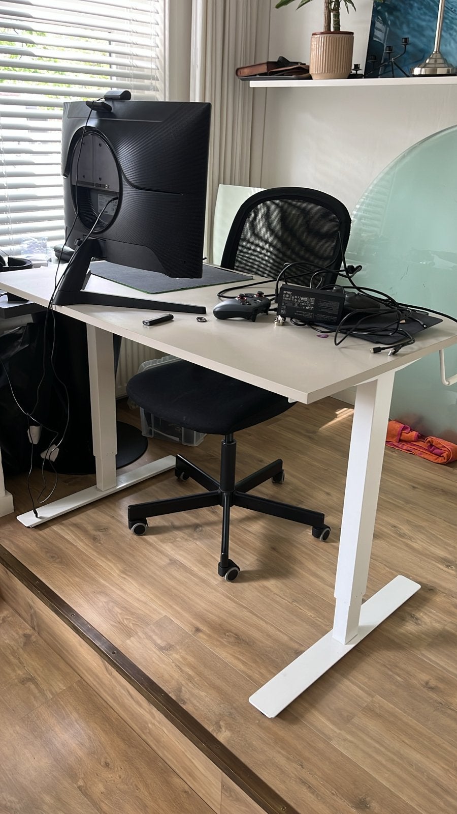 IKEA TROTTEN verstelbaar bureau met bureaustoel, Ophalen, Zit-sta bureau, Spaanplaat of MDF, In hoogte verstelbaar
