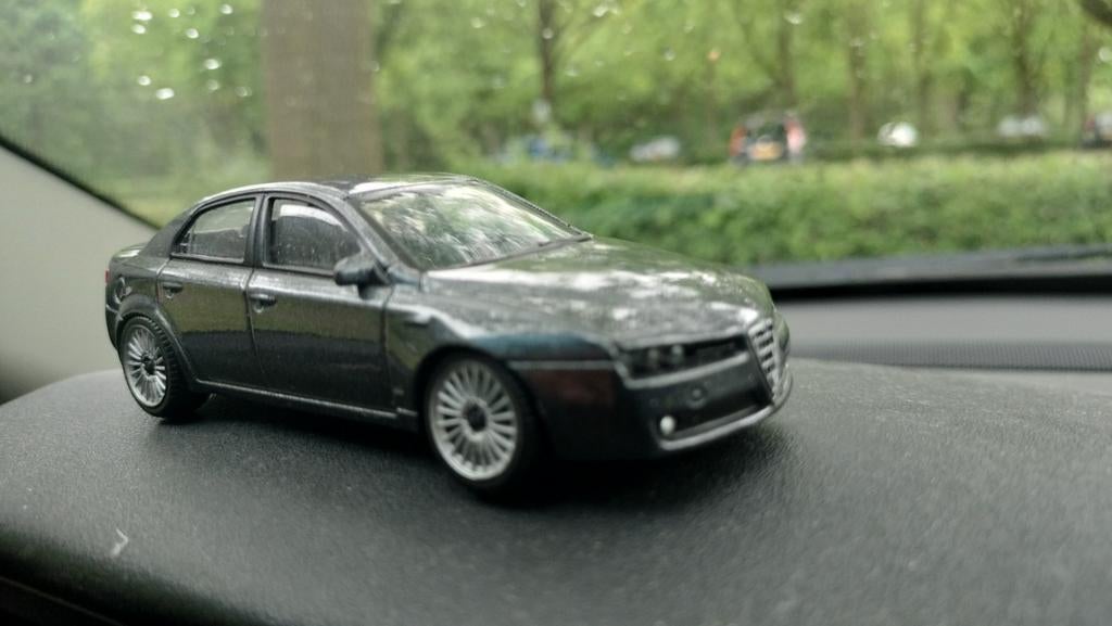 ALFA ROMEO 159 schaal 1/43 uit vitrinekast burago, Hobby en Vrije tijd, Modelauto's | 1:43, Ophalen of Verzenden, Zo goed als nieuw