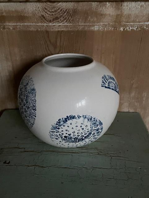 Bolvaasje porselein. Witte vaas met blauw decor schelpen., Ophalen, Zo goed als nieuw, Blauw