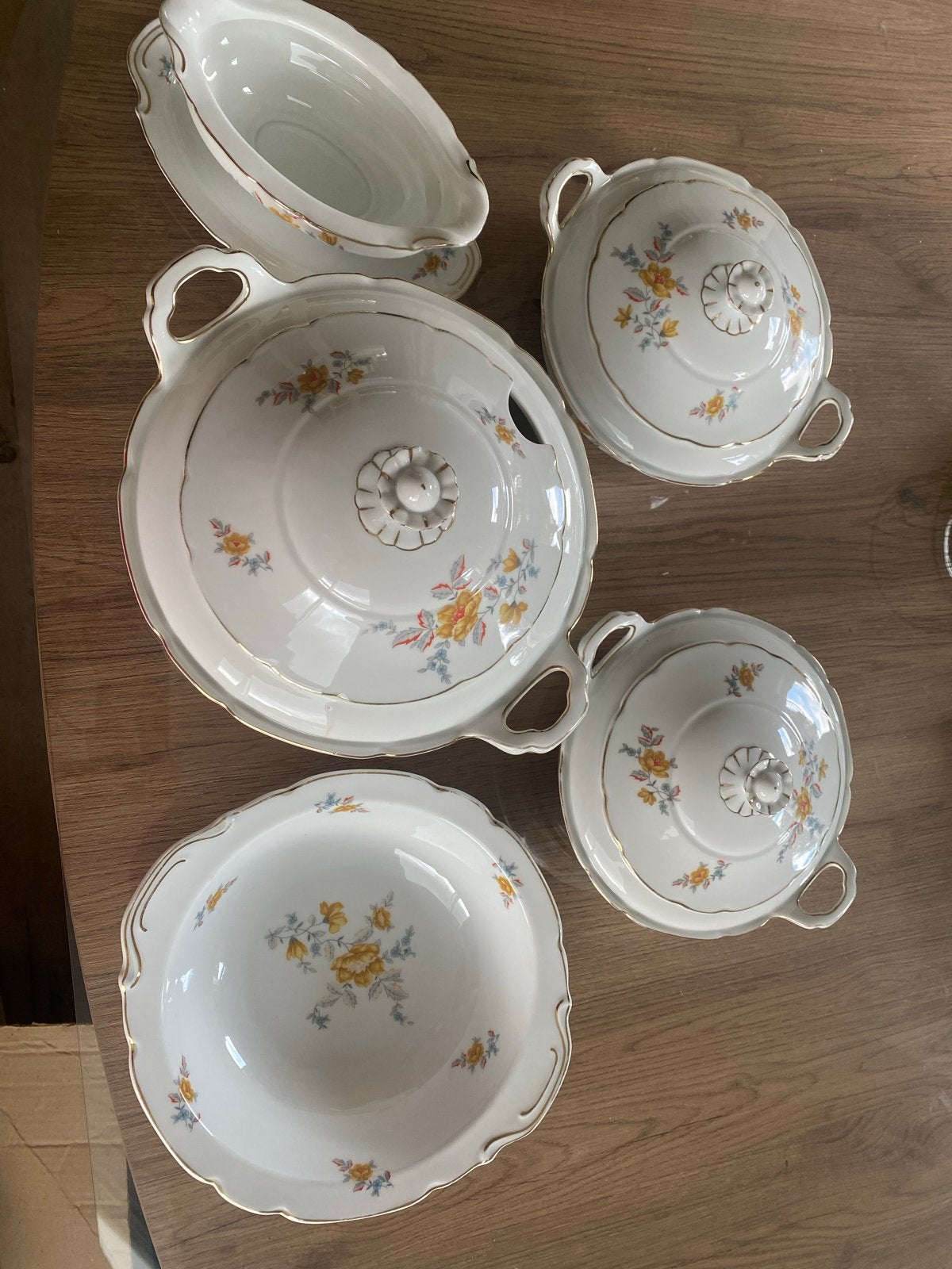 Victoria Czechoslovakia porseleinen servies, Ophalen