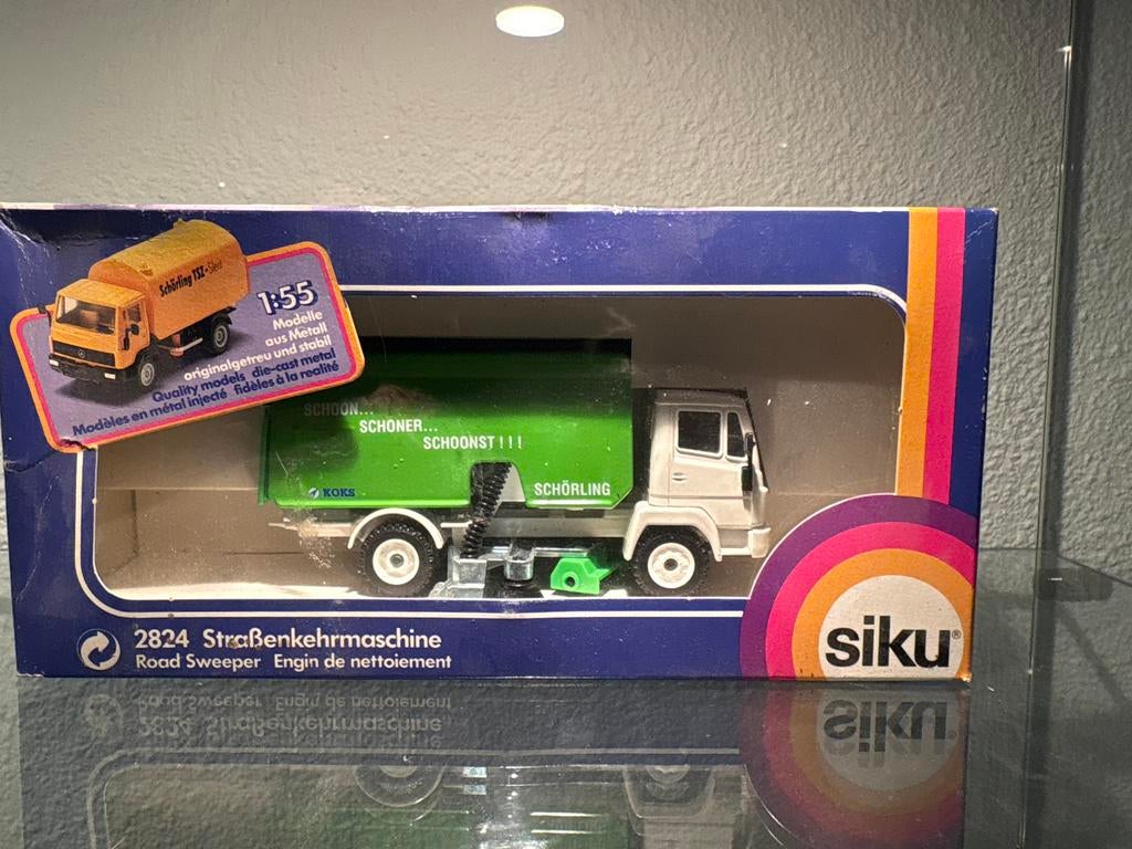 Siku 2824 Straatveegmachine Schörling TSZ-Silent, Hobby en Vrije tijd, Modelbouw | Auto's en Voertuigen, Overige merken, 1:32 tot 1:50