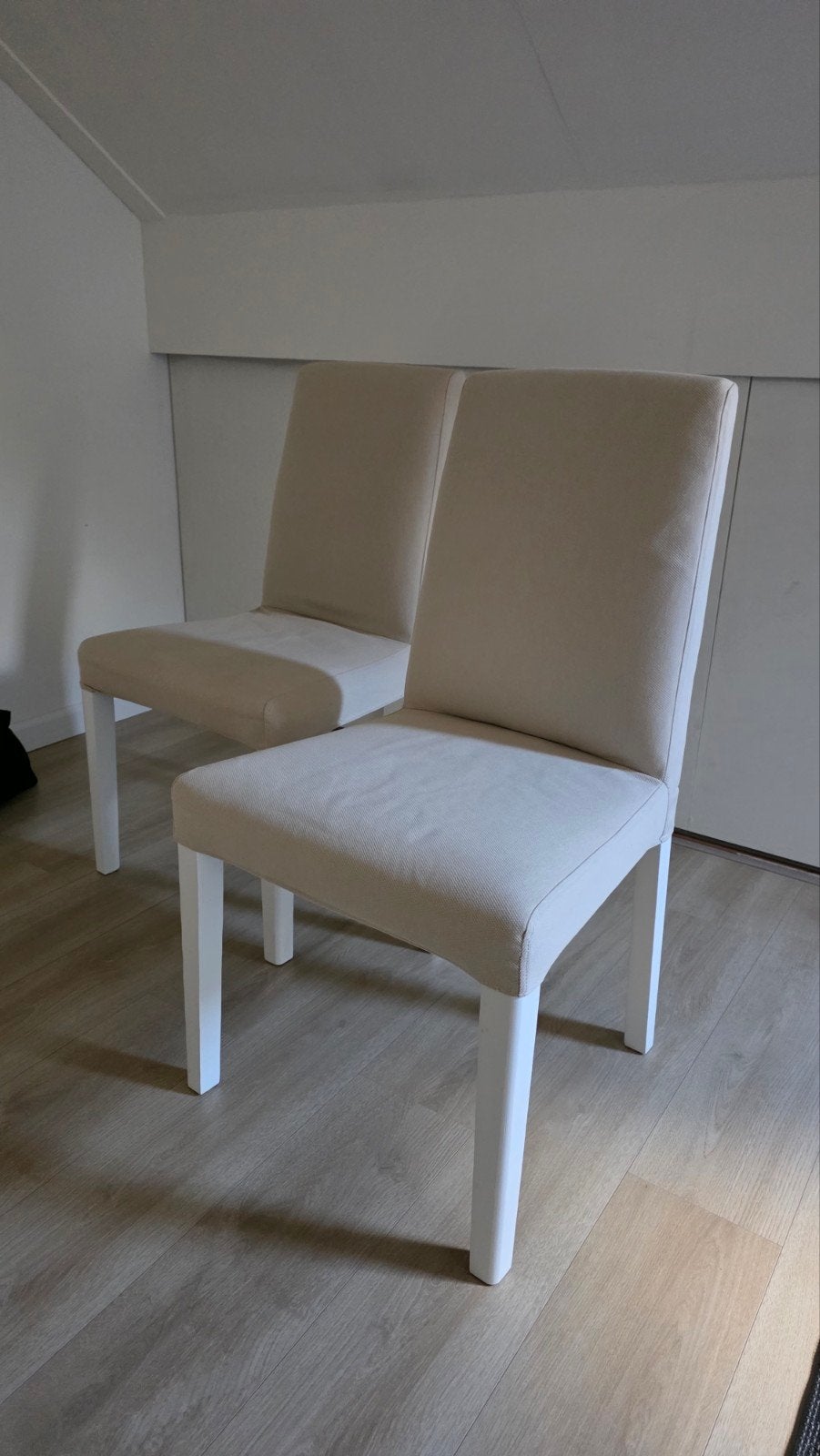 Twee IKEA Bergmund stoelen met witte poten en beige hoezen, Ophalen, Gebruikt, Twee, Overige kleuren