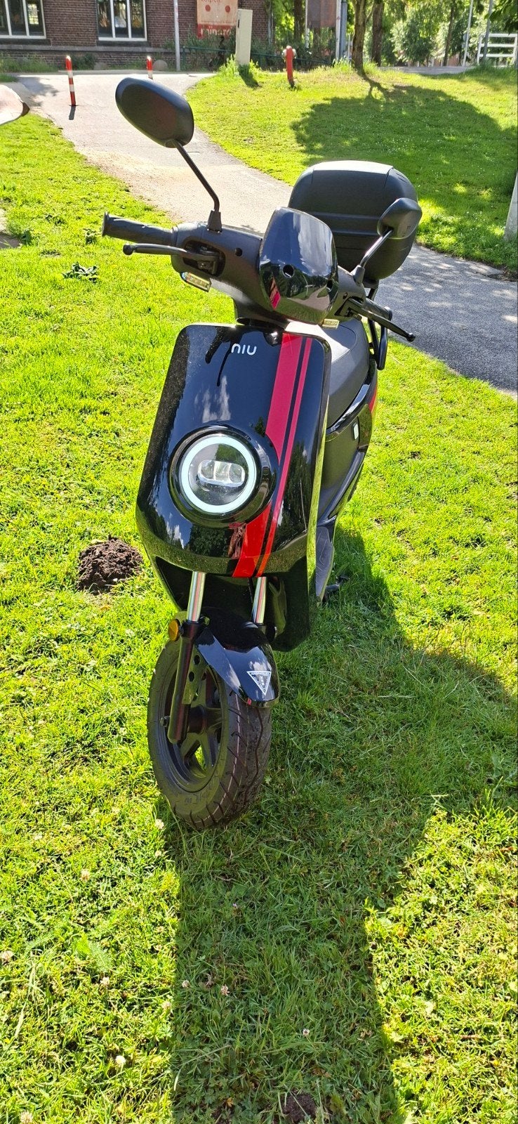 Niu escooter NIEUW! Incl. accessoires.Slechts 236 km gereden, Fietsen en Brommers, Snorfietsen en Snorscooters, Ophalen, Nieuw