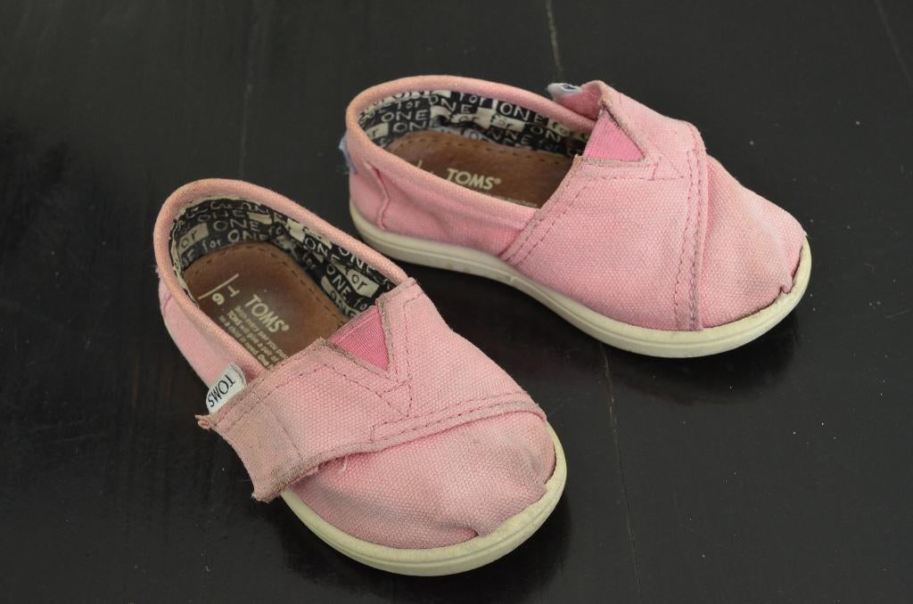 Toms roze meisjes instappers maat 22, Gebruikt, Meisje, Schoenen, Ophalen of Verzenden