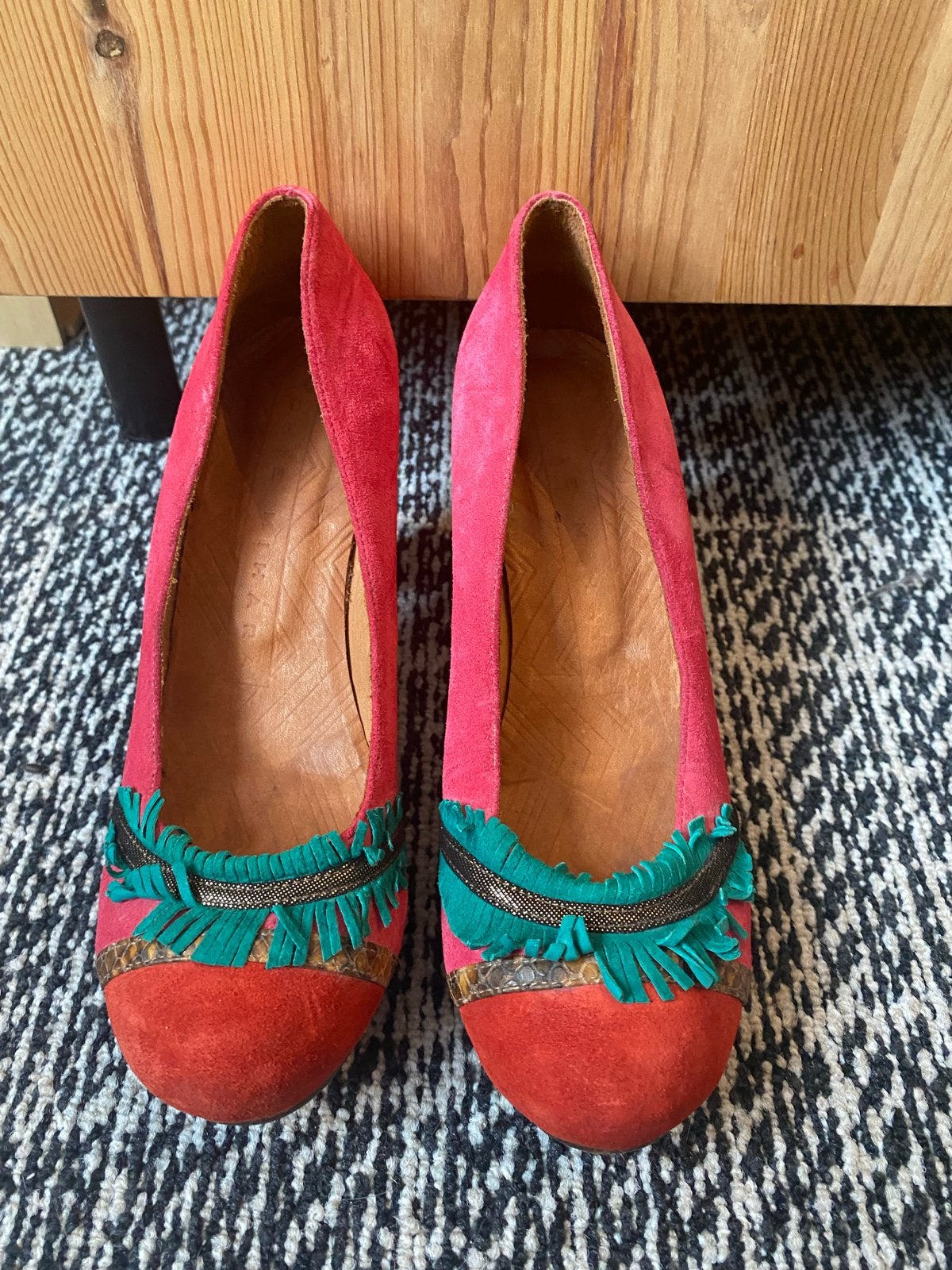 Chie Mihara Roze suède pumps met versiering - Maat 37, Ophalen of Verzenden, Gedragen, Roze, Pumps
