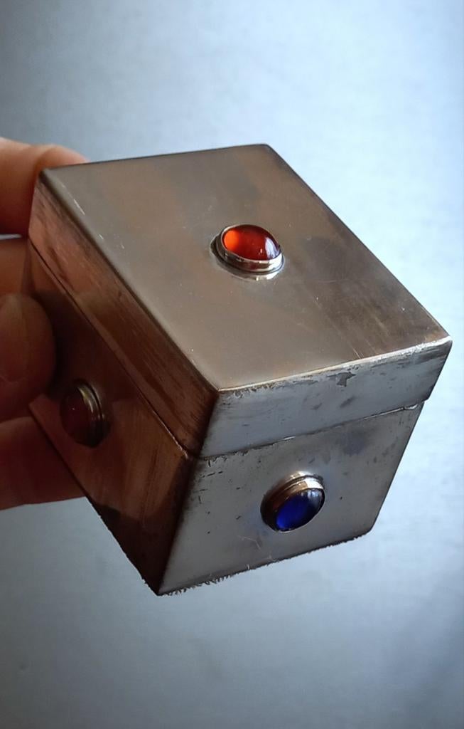 Engels verzilverd sieradendoosje met gekleurde cabochons, Ophalen of Verzenden