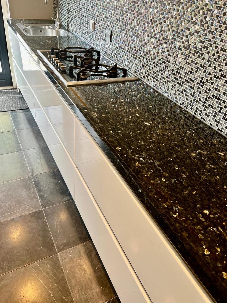 Natuurstenen keukenblad 360cm + FRANKE + AEG, Huis en Inrichting, Keuken | Keukenelementen, Ophalen, Zwart, Zo goed als nieuw