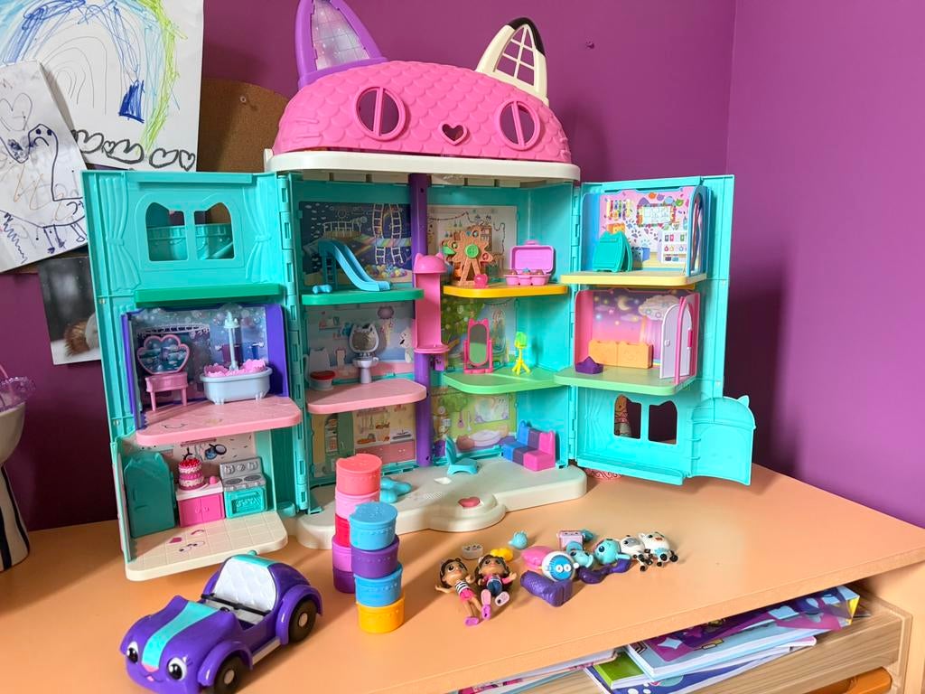 Gabby’s poppenhuis met oa poppetjes, zwembad, kledingkast, Ophalen of Verzenden, Zo goed als nieuw, Poppenhuis
