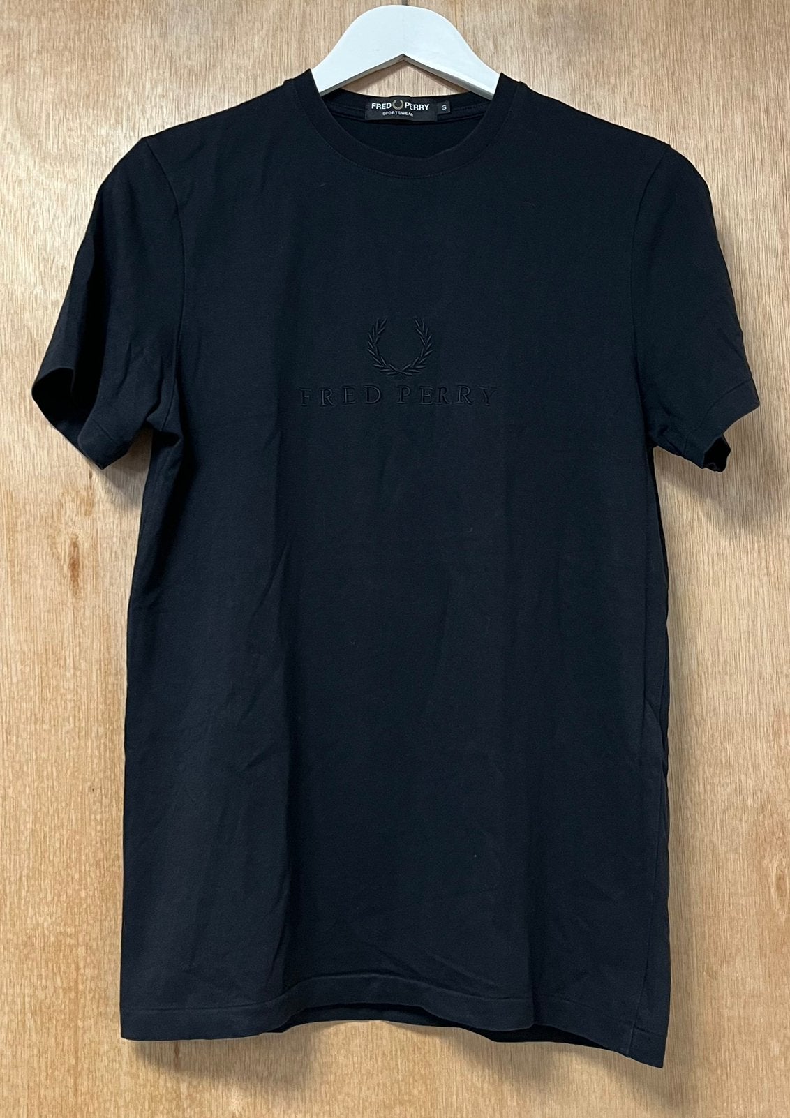 Fred Perry black on black t-shirt groot logo - Maat S, Ophalen of Verzenden, Zo goed als nieuw, Maat 46 (S) of kleiner, Zwart