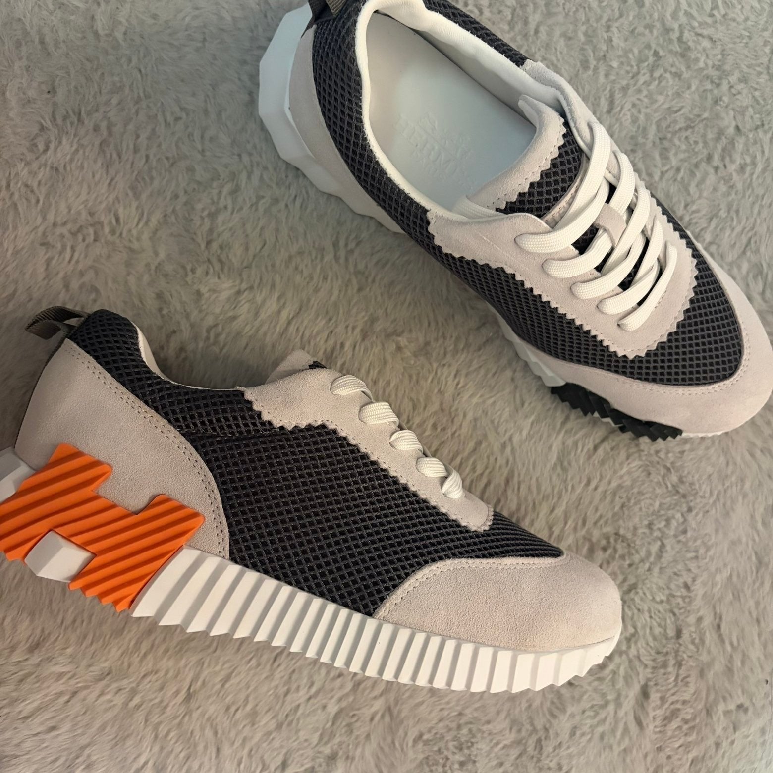 Hermes schoenen, Ophalen of Verzenden, Zo goed als nieuw, Grijs, Sneakers of Gympen