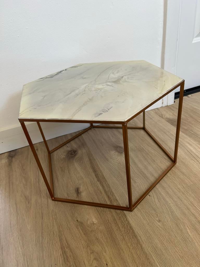 Zeshoekige bijzettafel met epoxy marmer, Huis en Inrichting, Tafels | Bijzettafels, Ophalen, Minder dan 45 cm, Minder dan 55 cm