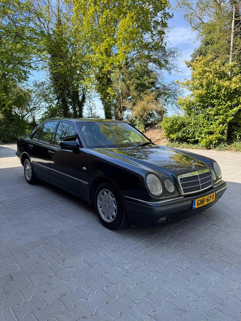 Mercedes-Benz E-Klasse 2.2 CDI E220 Sedan Classic 1998 Zwart, Auto's, Mercedes-Benz, 1440 kg, 4 cilinders, Zwart, Particulier