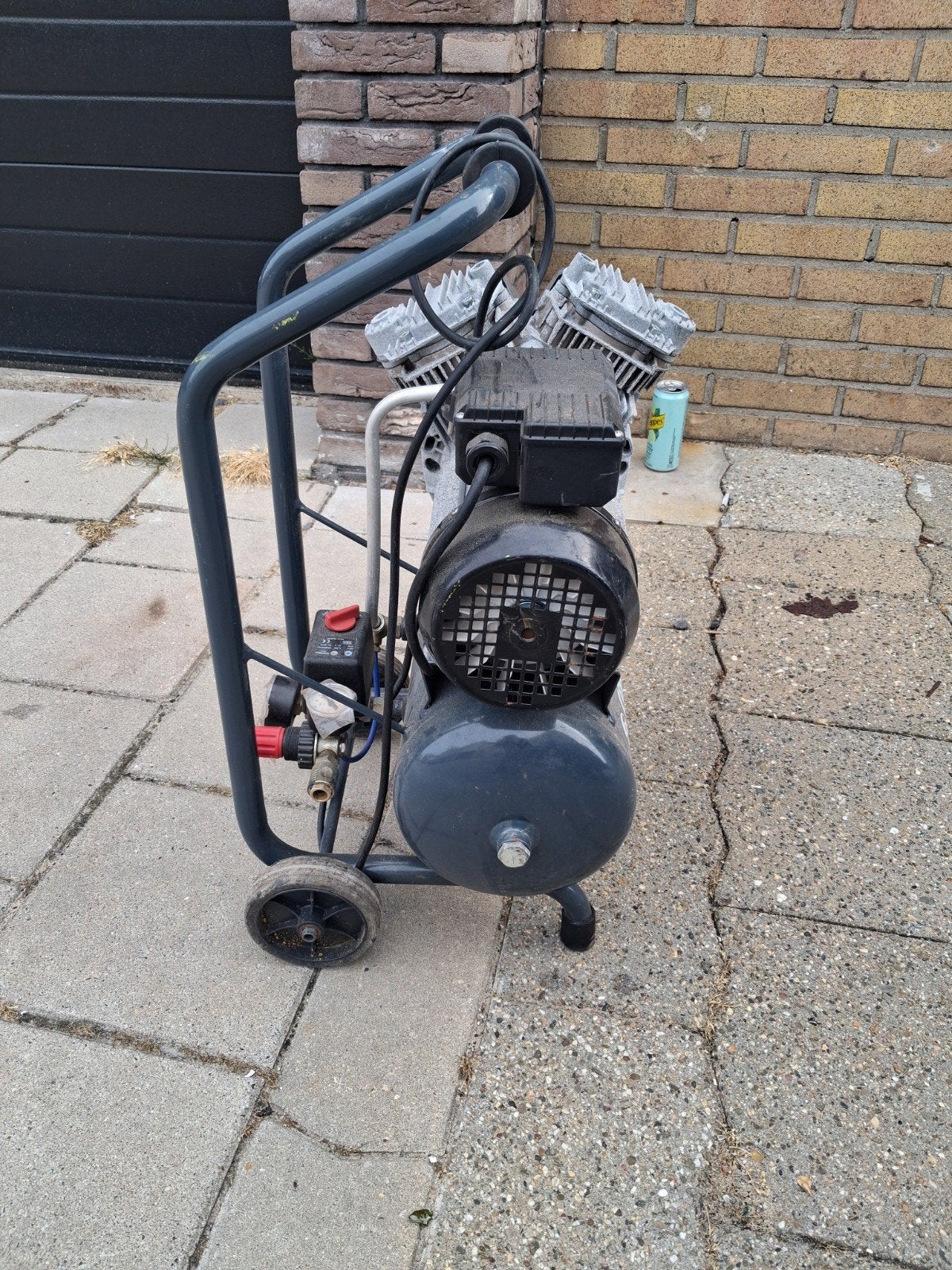 In prima staat compressor met slang, Minder dan 25 liter, Ophalen of Verzenden, Zo goed als nieuw, Minder dan 200 liter/min