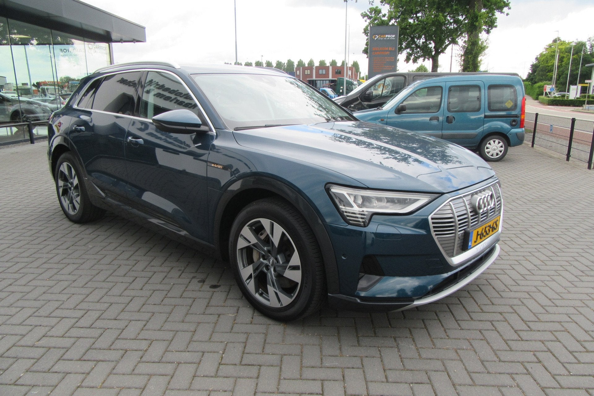 Audi e-tron e-tron 55 quattro advanced Pro Line Plus 95 kWh,, Auto's, 131 €/maand, 192 pk, Met garantie (alle), Blauw
