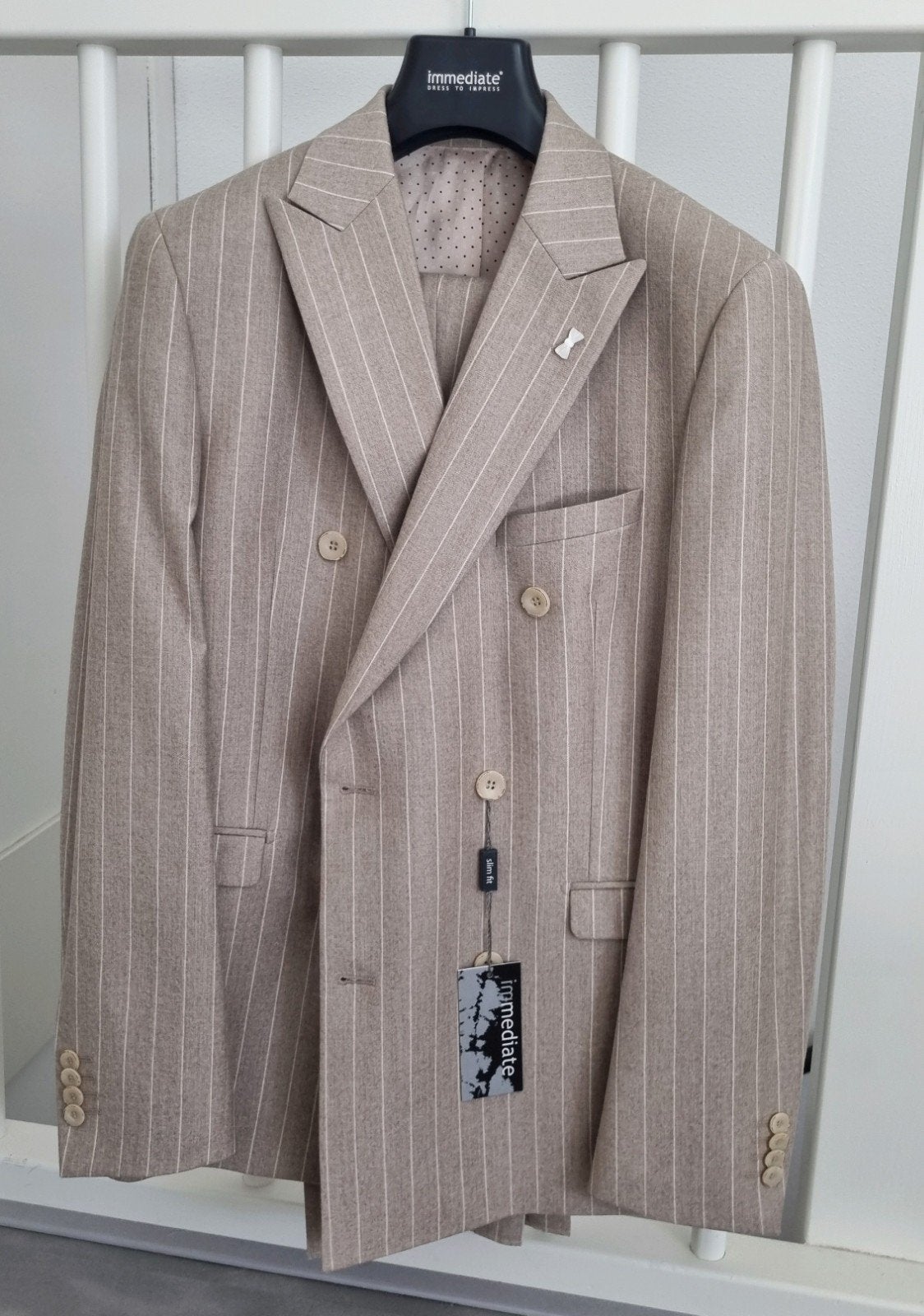 NIEUW Immediate Trouwpak / Maatpak Beige Krijtstreep Maat 50, Ophalen, Nieuw, Overige kleuren, Trouwpak