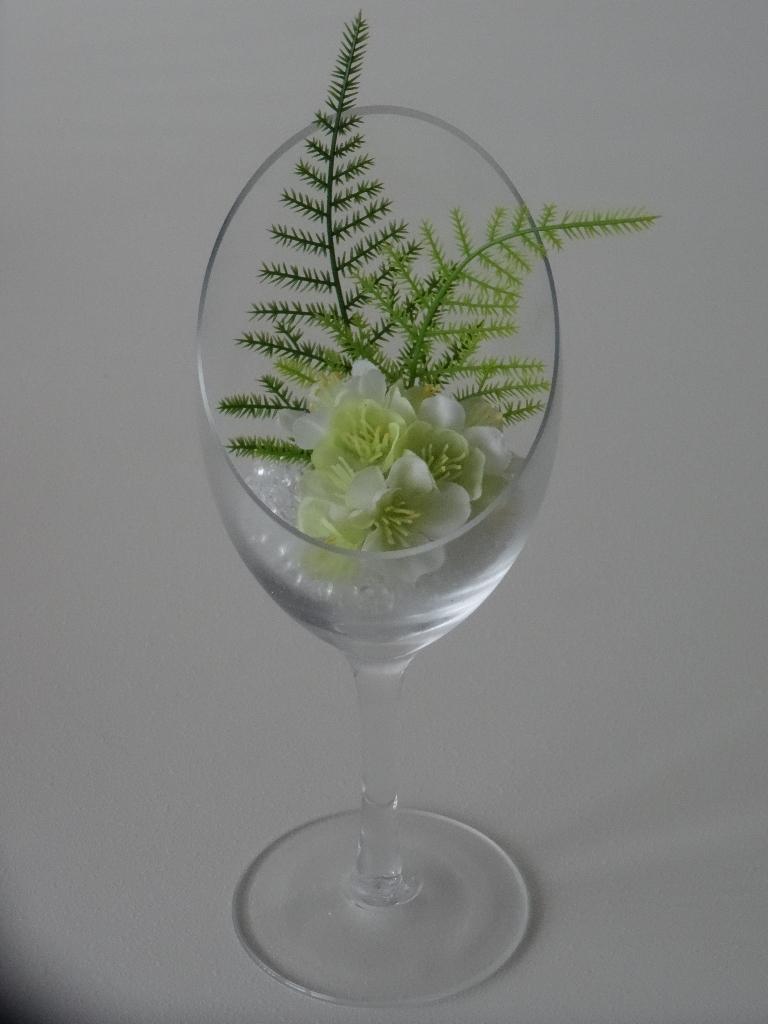 Bloesem, aspergetakjes en decoratieparels in schuin wijnglas, Huis en Inrichting, Woonaccessoires | Kunstplanten en Kunstbloemen