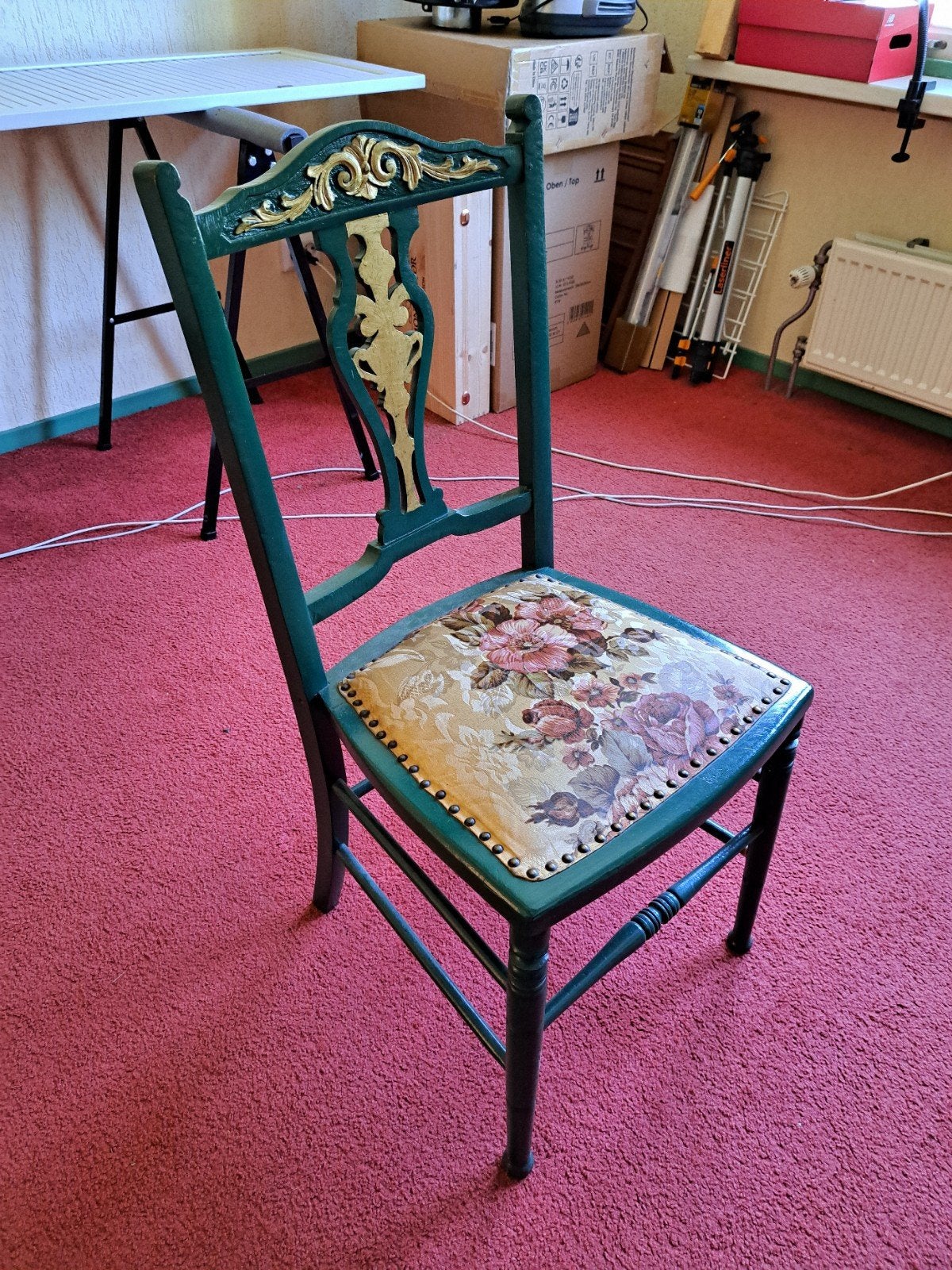 Antieke stoel met bloemenmotief, Ophalen